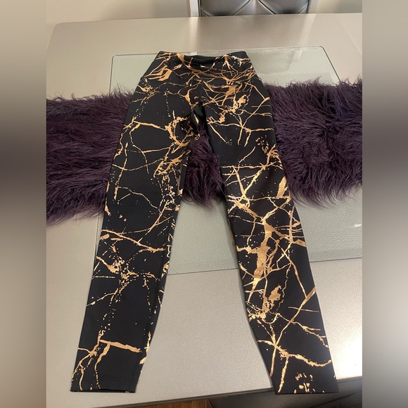 Beyond Yoga Lost Your Marbles High Waisted Midi Legging Black/Rose Gold Marble - Picture 3 of 7